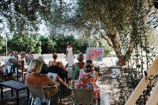 Suniai Oliva Class under the olivtrees