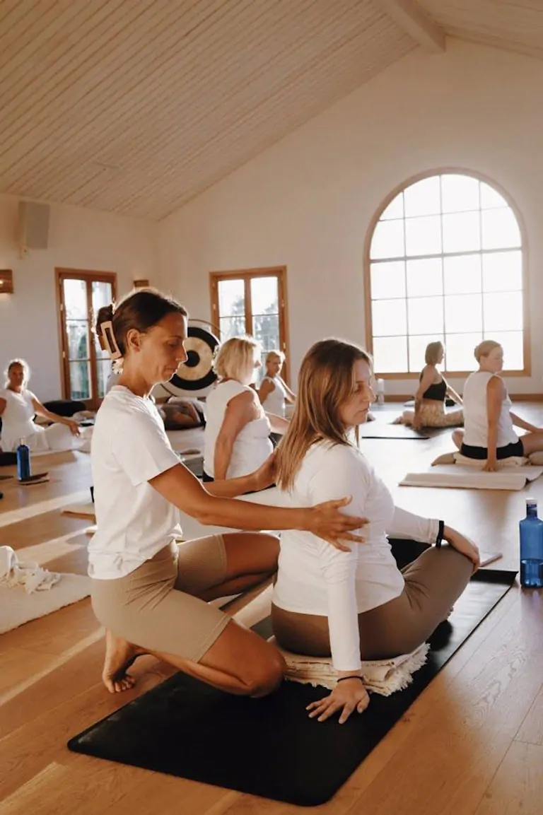 Pilar Lloret and Cecilia Cerza smile at each other in the Suniai Oliva Center, enjoying a sunny day outdoors.