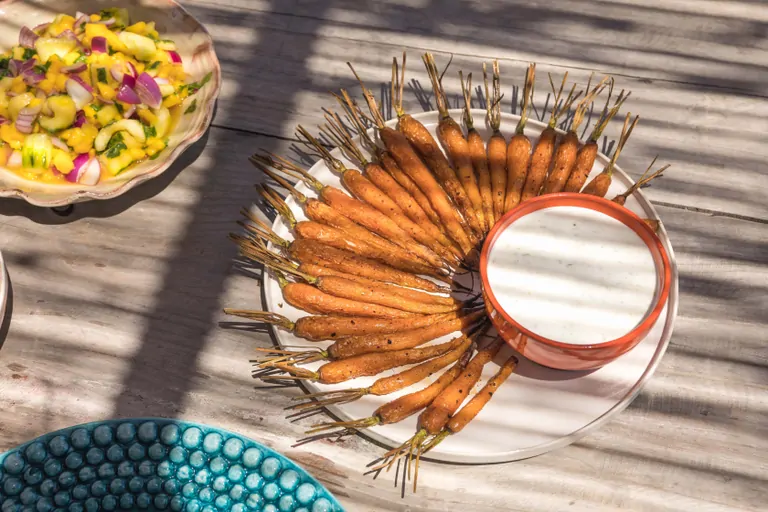 Platos veganos frescos en el retiro de Suniai