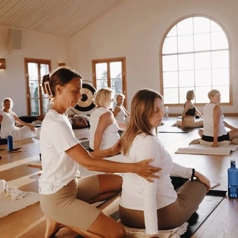 Pilar Lloret and Cecilia Cerza smile at each other in the Suniai Oliva Center, enjoying a sunny day outdoors.