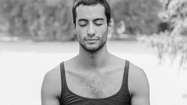 Pilar Lloret and Cecilia Cerza smile at each other in the Suniai Oliva Center, enjoying a sunny day outdoors.