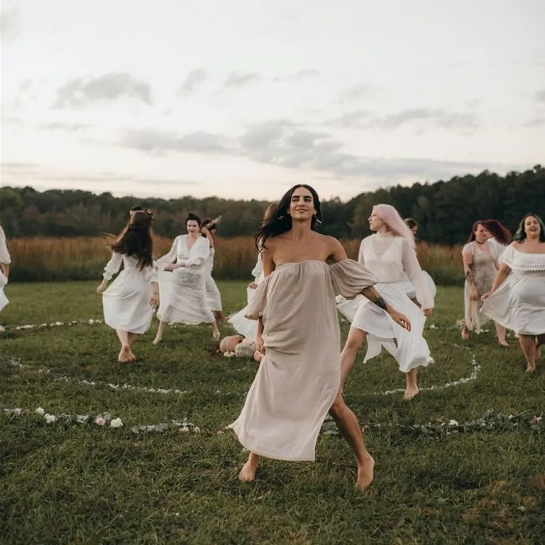 A joyful participant runs in a circle with others at the VÍVETE Retreat in Suniai Oliva, surrounded by nature.