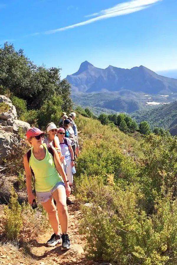 A group of people trecking in a sunny day near by Suniai Oliva mountains