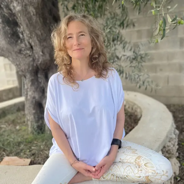 Viveka Pasquier practices mindfulness in Suniai Oliva, Spain, surrounded by nature and tranquility.