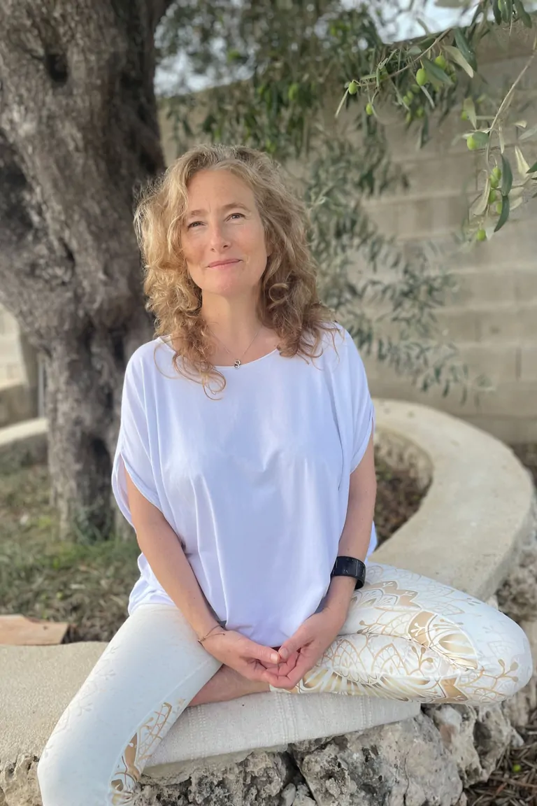 Viveka Pasquier practices mindfulness in Suniai Oliva, Spain, surrounded by nature and tranquility.